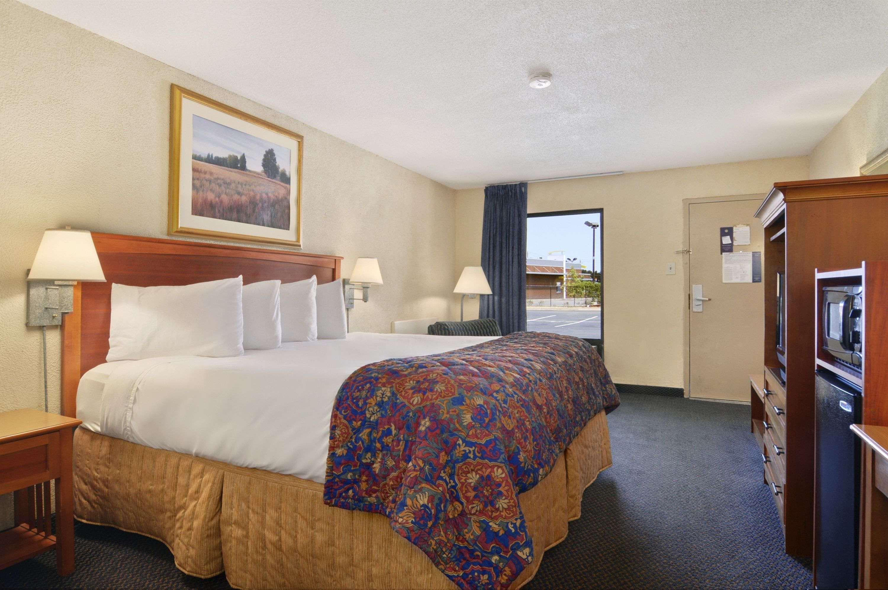 Baymont By Wyndham Macon I-75 Motel Exterior photo