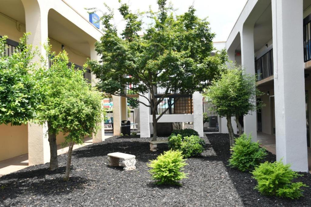 Baymont By Wyndham Macon I-75 Motel Exterior photo